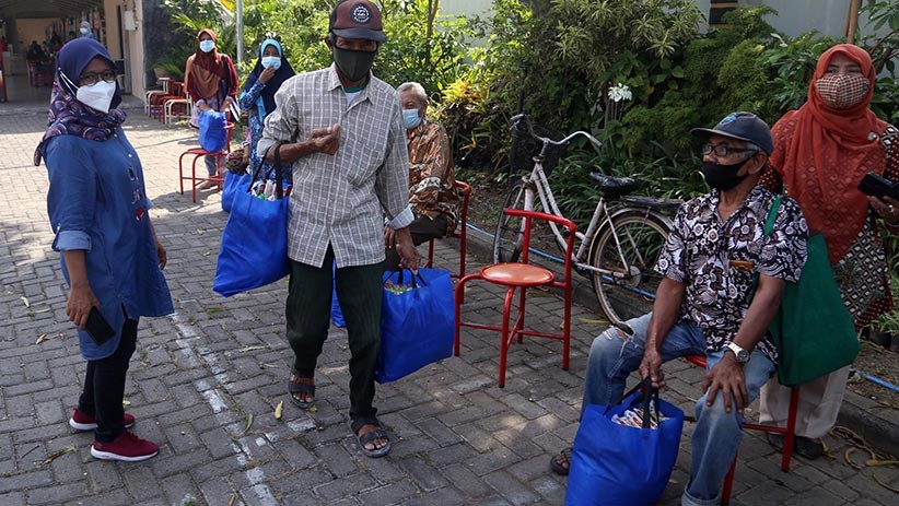 Terdampak PPKM Level 4, Puluhan Ribu Warga Surabaya Dapat Bantuan Sembako - Bagian 2