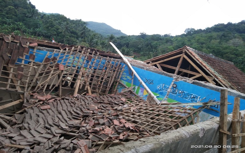 Diterjang Hujan Deras dan Angin Kencang, Atap MTs Yasmida Cikakak Sukabumi Ambruk