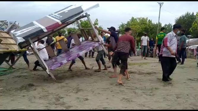 Jadi Sarang Maksiat, Warga dan Satpol PP Bongkar Lapak di Pinggir Pantai Pelangi