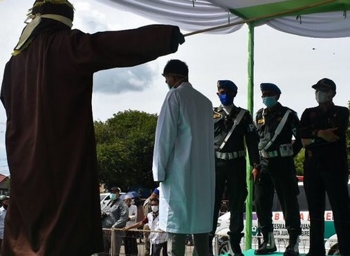 Kejari Bireuen Eksekusi Cambuk Pelaku Zina dan Judi 