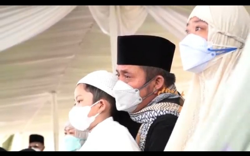 Tangis Pilu Herman Deru dan Istri Iringi Pemakaman Percha Leanpuri