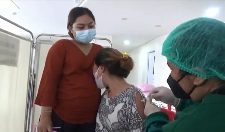 Momen Haru, 2 Ibu Hamil Berpelukan Hilangkan Ketegangan saat Divaksin Covid