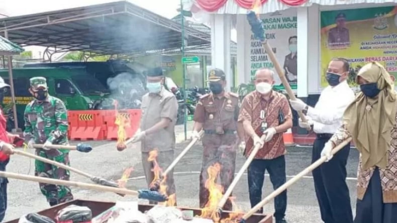 Kejari Bukittinggi Musnahkan Ganja dan Sabu Hasil Kejahatan