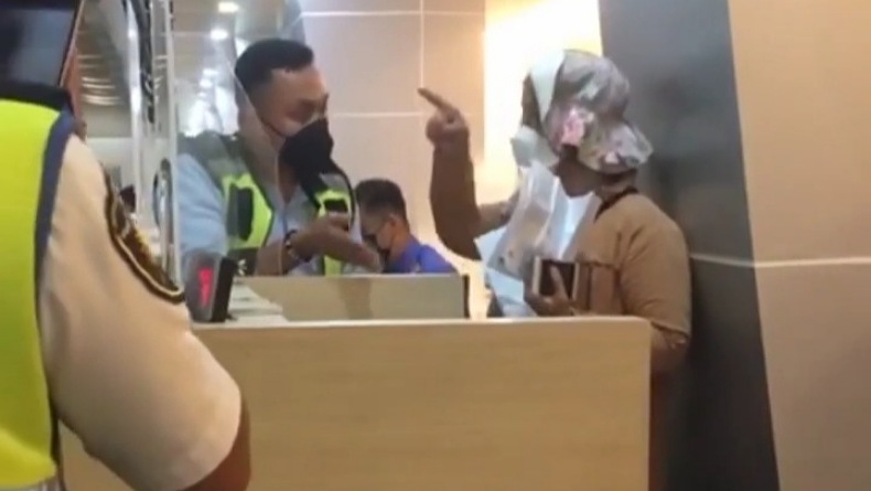 Viral Wanita Teriak Histeris di Bandara Sam Ratulangi Manado, Mengaku Istri Kolonel