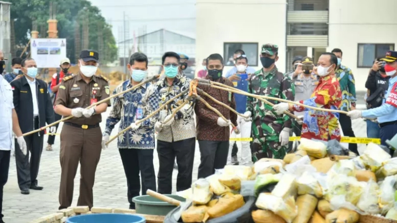 Musnahkan Barang Bukti Kejahatan, Kapolda Lampung Bakar Ganja, Sabu dan Ekstasi 