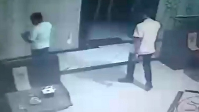 Terekam CCTV, Aksi Memalukan Anggota Satgas Covid-19 Curi HP saat Razia PPKM