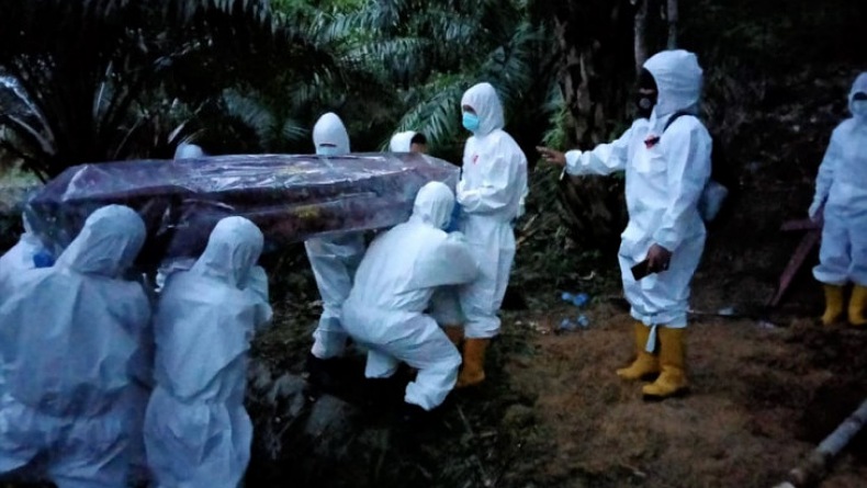 Polisi di Tapanuli Tengah Ikut Makamkan Pemuda yang Meninggal akibat Covid-19