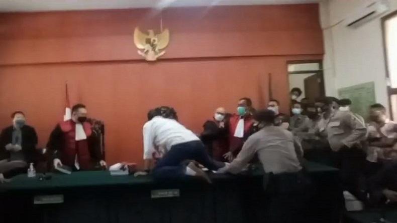 title Murka Dijatuhi Vonis Penjara 3 Tahun, Aktivis Antimasker Teriak lalu Serang Hakim Murka Dijatuhi Vonis Penjara 3 Tahun, Aktivis Antimasker Teriak lalu Serang Hakim