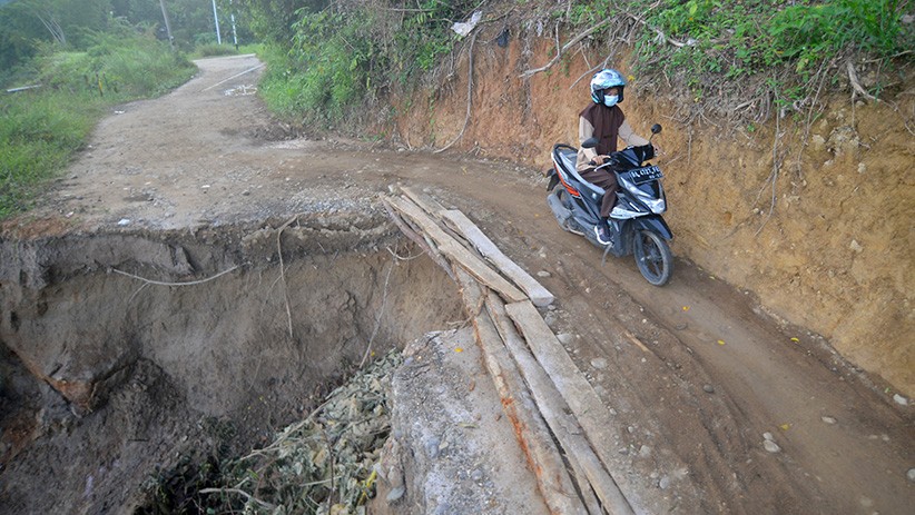 Jalan Ambles Tergerus Luapan Sungai Batang Anai, Akses Mobil Terputus - Bagian 2
