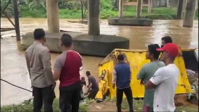 Kecelakaan di Jalinsum Bungo, Truk Terjun ke Jurang Sedalam 30 Meter, Sopir Tewas