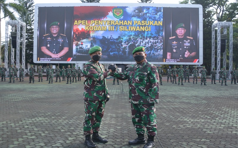 Usai Serah Terima Pasukan, Pangdam Siliwangi Baru dan Lama Foto Bersama