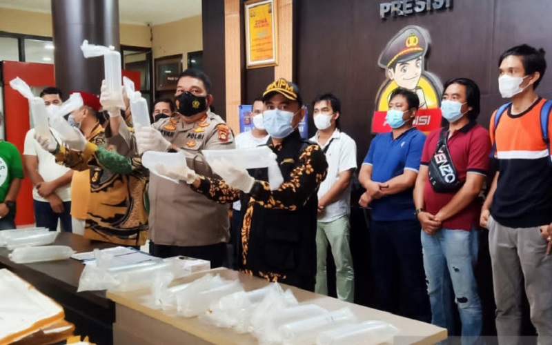Geledah Mobil Tak Bertuan Depan ATM, Polisi Temukan Barang Bukti Senilai Rp11 Miliar