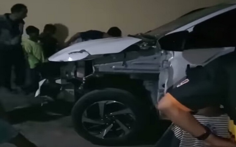 Tabrak Pemotor Lalu Kabur, Mobil Rush Rusak Parah, Diamankan Warga Banjaran Bandung