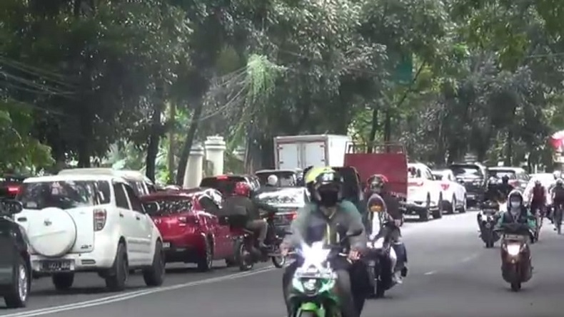 title Weekend, Jalur ke Kawasan Wisata Lembang Dipadati Kendaraan Jabodetabek Weekend, Jalur ke Kawasan Wisata Lembang Dipadati Kendaraan Jabodetabek