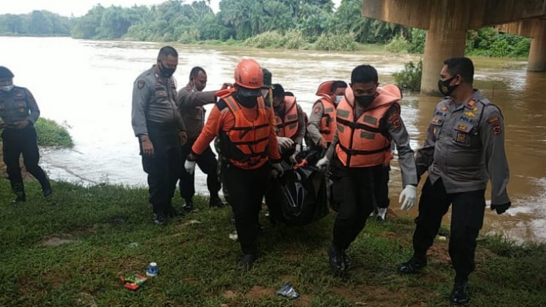 title Hilang 2 Hari, Pria yang Lompat dari Jembatan Batang Tebo Jambi Ditemukan Tewas Hilang 2 Hari, Pria yang Lompat dari Jembatan Batang Tebo Jambi Ditemukan Tewas
