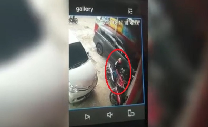 Hanya 30 detik, Maling Ini Secepat Kilat Gasak Motor di Parkiran