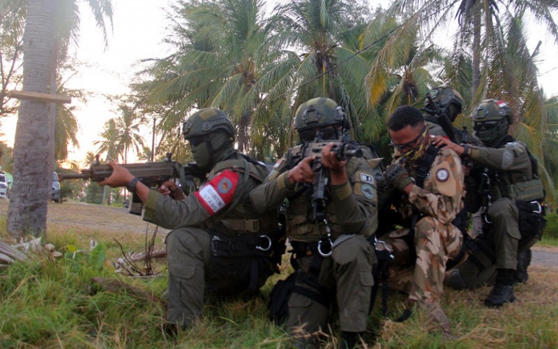 Bersenjata Lengkap, Prajurit Taifib dan Kopaska Bebaskan Sandera di Pantai Banongan