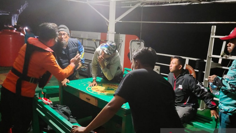 Proses Evakuasi Penumpang Kapal Kayu KM Jervai, Tinggi Gelombang 2,5 Meter