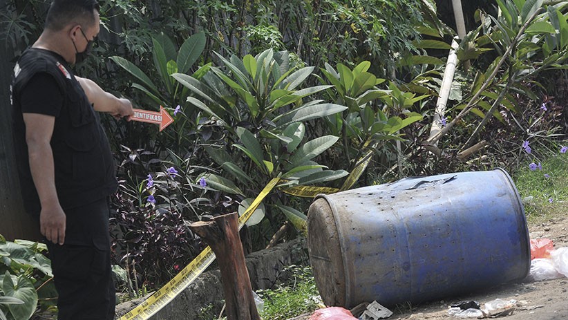 Benda Mirip Bom Diledakkan Gegana Polda Metro Jaya di Bekasi - Bagian 3