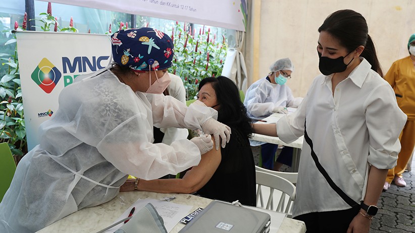 Wamenparekraf Angela Tanoesoedibjo Ikuti Vaksinasi Dosis ke-2 yang Digelar MNC Peduli - Bagian 4