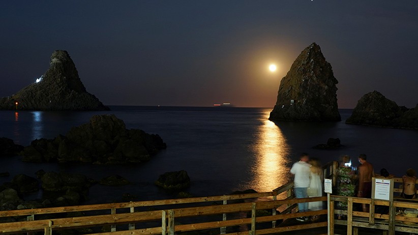 Indahnya Fenomena Blue Moon di Langit Indonesia hingga Italia - Bagian 5