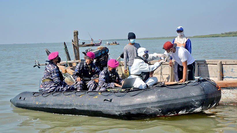 Cari Nelayan hingga ke Tengah Laut, Marinir TNI AL Laksanakan Serbuan Vaksinasi - Bagian 4