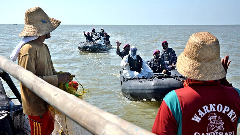 Cari Nelayan hingga ke Tengah Laut, Marinir TNI AL Laksanakan Serbuan Vaksinasi - Bagian 5