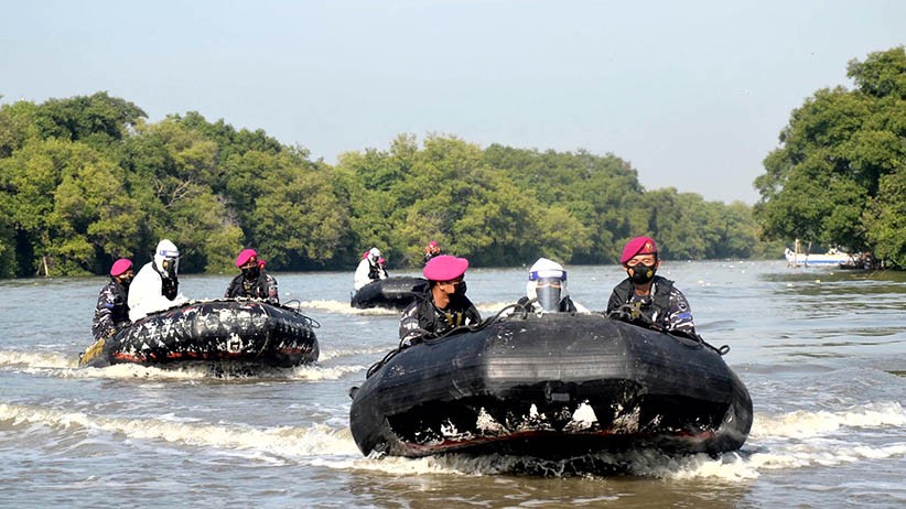 Cari Nelayan hingga ke Tengah Laut, Marinir TNI AL Laksanakan Serbuan Vaksinasi - Bagian 6