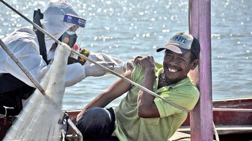 Cari Nelayan hingga ke Tengah Laut, Marinir TNI AL Laksanakan Serbuan Vaksinasi - Bagian 2