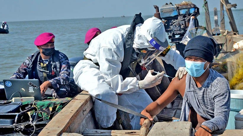 Cari Nelayan hingga ke Tengah Laut, Marinir TNI AL Laksanakan Serbuan Vaksinasi - Bagian 1