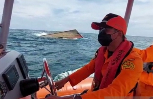 Tim SAR Temukan Bangkai Kapal Diduga KM Putri Ayu 3 Terbalik di Tanjung Puting