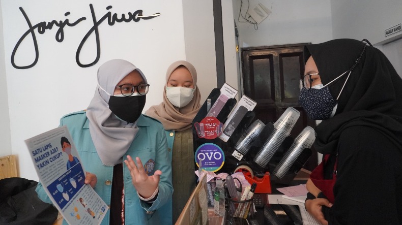 title Mahasiswa Kedokteran UNS Sosialisasi Penggunaan Masker Ganda ke UMKM Mahasiswa Kedokteran UNS Sosialisasi Penggunaan Masker Ganda ke UMKM