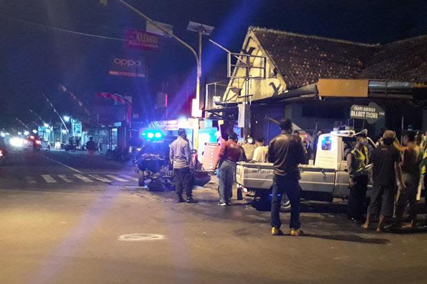 title Terobos Lampu Merah, Mobil Tabrak Truk di Jalan Godean Terobos Lampu Merah, Mobil Tabrak Truk di Jalan Godean
