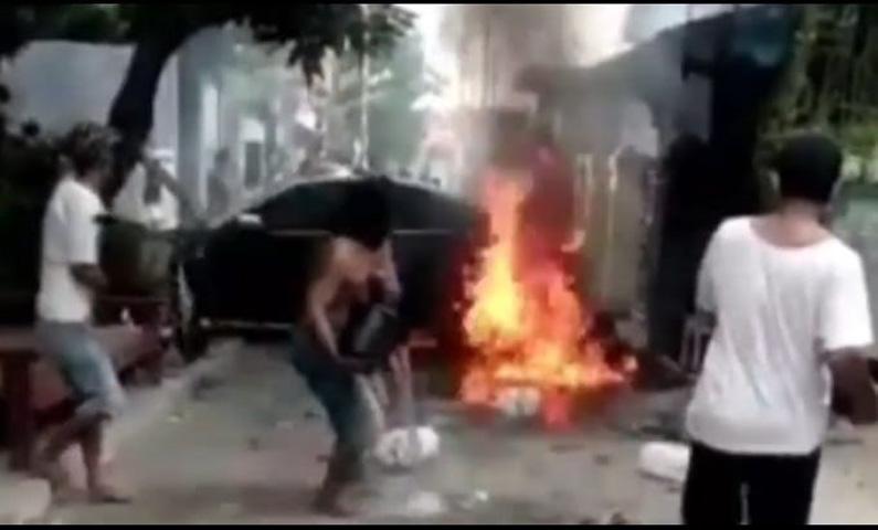 Mobil Sedan Terbakar saat Pemilik Nyalakan Mesin, Nyaris Merembet ke Rumah Warga
