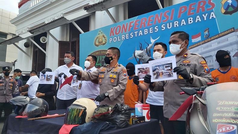 Pemotor Tewas Bersimbah Darah Dianiaya 6 Pekerja Bengkel dan Tukang Cukur saat Lampu Merah