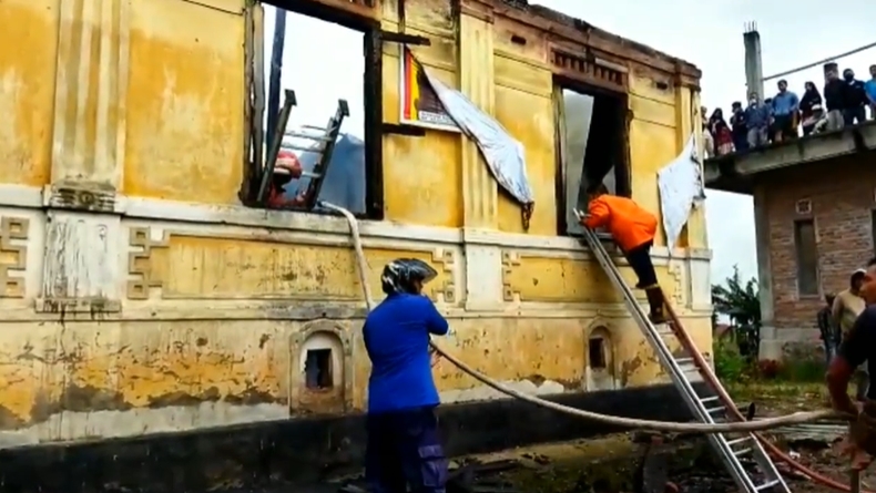 Rumah Pangeran Berusia 100 Tahun di Agam Ludes Terbakar