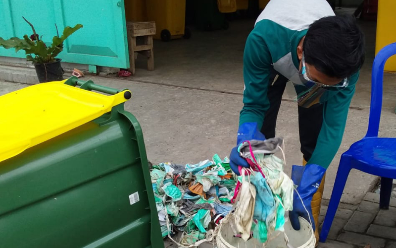Sampah Masker di Surabaya Hampir 1 Ton Per Bulan, Ini Penanganannya