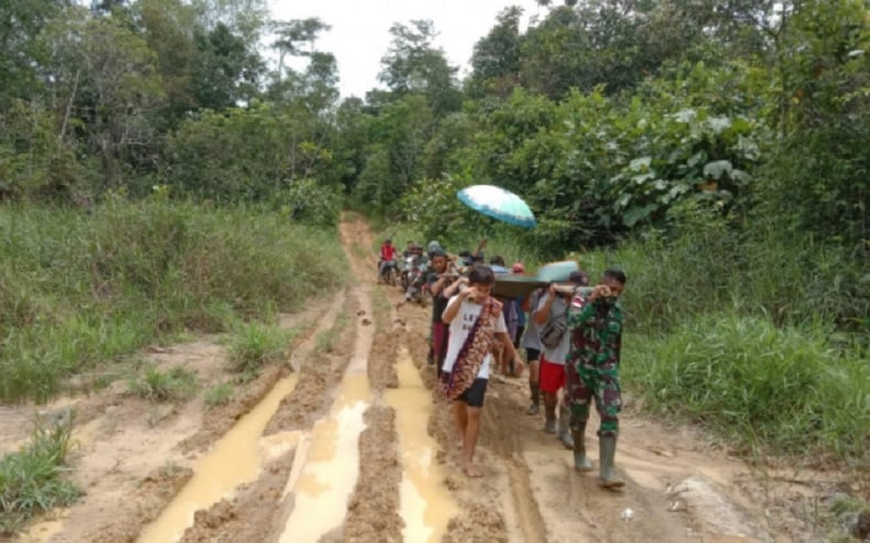 Evakuasi Ibu Hamil di Perbatasan RI-Malaysia, Satgas Pamtas Usung Tandu Berjalan 3 Km