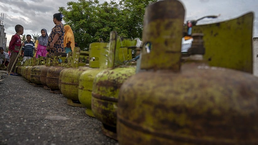 Antrean Panjang Pembelian Tabung Gas Elpiji 3 Kg di Sigi - Bagian 1