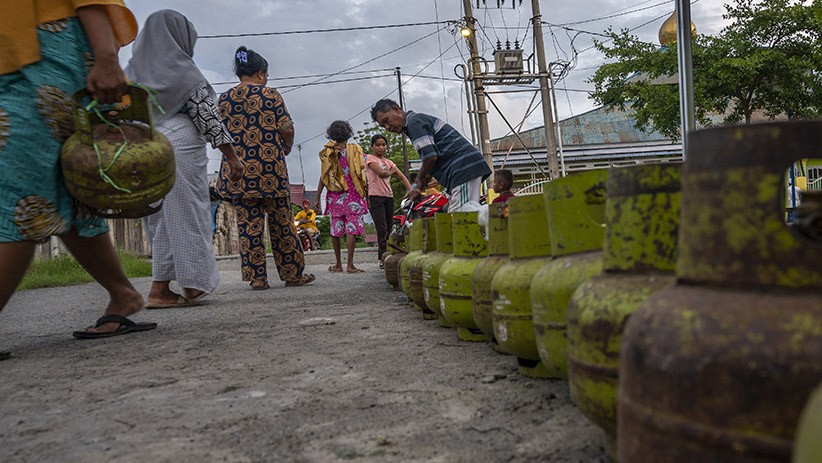 Antrean Panjang Pembelian Tabung Gas Elpiji 3 Kg di Sigi - Bagian 2
