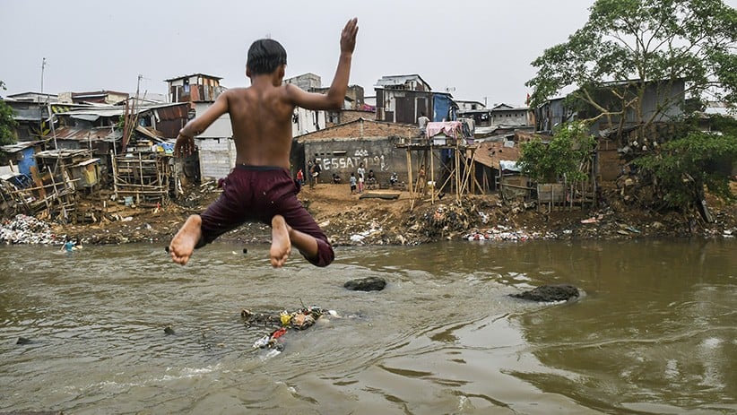 Nekat, Anak-Anak Berenang di Derasnya Sungai Ciliwung Tanpa Pengawasan Orang Tua - Bagian 3