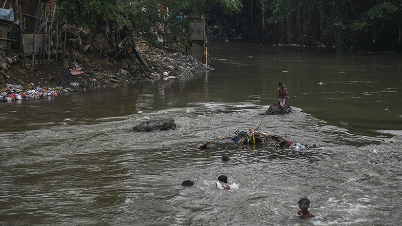 Nekat, Anak-Anak Berenang di Derasnya Sungai Ciliwung Tanpa Pengawasan Orang Tua - Bagian 2