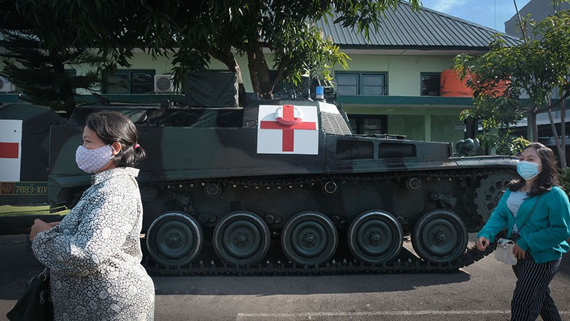 Potret Warga Makassar Vaksinasi di Dalam Tank Perang TNI - Bagian 4