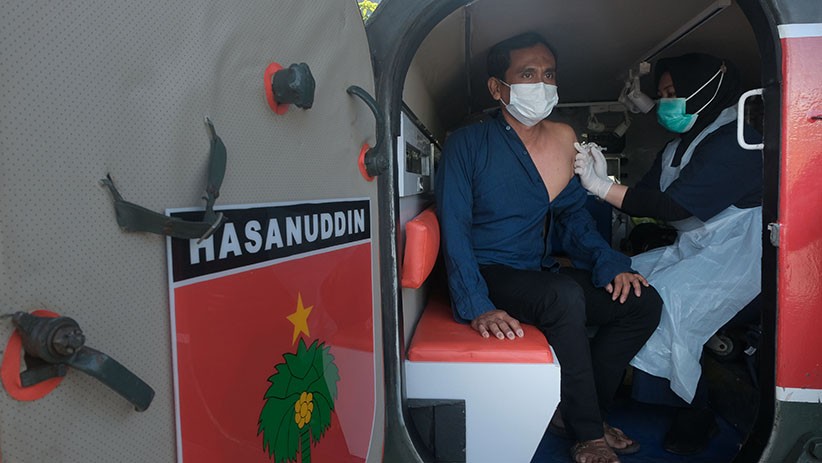 Potret Warga Makassar Vaksinasi di Dalam Tank Perang TNI - Bagian 3