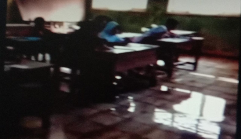 Miris, Murid SDN Eretan Wetan 2 Indramayu Harus Belajar di Kelas Tergenang Banjir