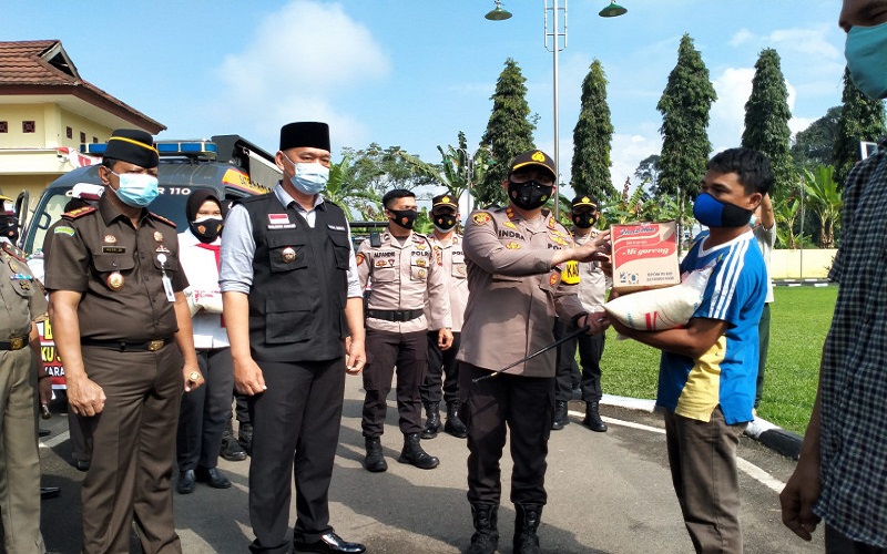 title Polisi Salurkan Bansos untuk Warga Terdampak Covid-19 di OKU Selatan Polisi Salurkan Bansos untuk Warga Terdampak Covid-19 di OKU Selatan