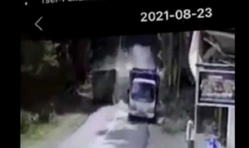 Detik-Detik Tabrakan Truk di Tuban Terekam CCTV, 2 Pengemudi Luka  
