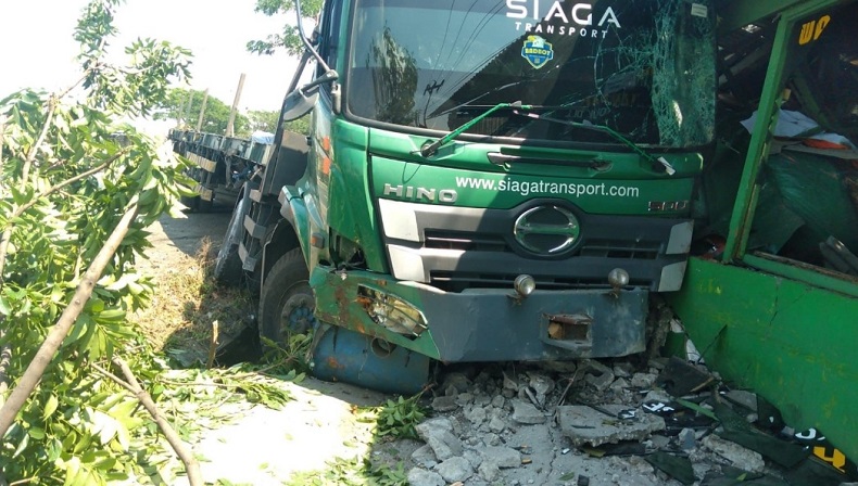 Sopir Ngantuk Berat, Truk Muatan Besi Tabrak Warung Makan hingga Hancur