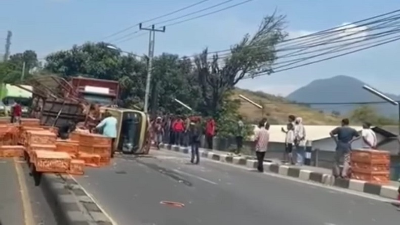 Melaju Kencang di Jalan Menurun, Truk Ayam Terguling di Cicalengka Bandung