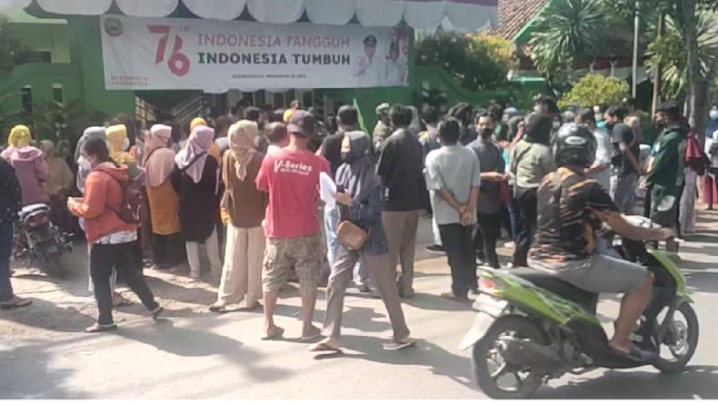 Demi Ikut Vaksinasi Covid-19, Warga di Blora Rela Antre Sejak Pagi 